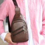 Sac à Bandoulière Multifonction Tondeuse en Cuir PU Souple et Imperméable Pour Homme  Avec Trou Pour Écouteurs - Marron – Image 11