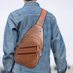 Sac à Bandoulière Multifonction Tondeuse en Cuir PU Souple et Imperméable Pour Homme  Avec Trou Pour Écouteurs - Beige – Image 4