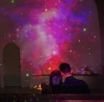 Astronaute - Veilleuse - Vue Galaxy Télécommandée - Rotation à 360 Degrés - 7 Modes étoiles - Minuterie et Fonction Veille pour Enfants – Image 4