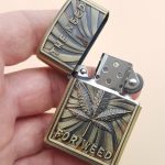 Coffret Briquet De Luxe Métallique 3D Avec Filtre à Cigarette à Tabac Réutilisable Et Recharge De Liquide - NEED FOR WEED – Image 2