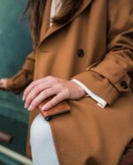 Mini Portefeuille Intelligent À Trois Volets -  Fibre de Carbone et Cuir - 5 cartes - 3 Compartiments Pour Billets - Beige – Image 9