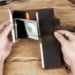 Mini Portefeuille Intelligent À Trois Volets -  Fibre de Carbone et Cuir - 5 cartes - 3 Compartiments Pour Billets - Marron – Image 3