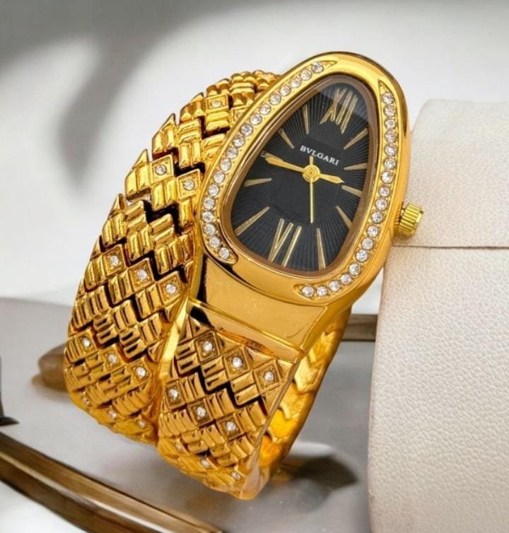 IMG-20251014-WA0044.jpg Montre De Luxe BVLGARI Pour Femme - Acier Inoxydable De Qualité Supérieure - Résistante à L’eau - Gold – Image 1