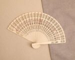 Éventail Pliable En Vois De  Santal Pour Anniversaires Mariages et Décoration D'intérieur – Image 5