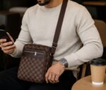 Sac Bandoulière Élégant Pour Homme À Motif À Carreaux – Multiples Poches Et Bandoulière Réglable – Image 4